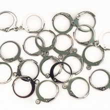 Cargar imagen en el visor de la galería, Arete Coqueta basica Plateada con asa para colgante Acero Inoxidable (10 Pares)
